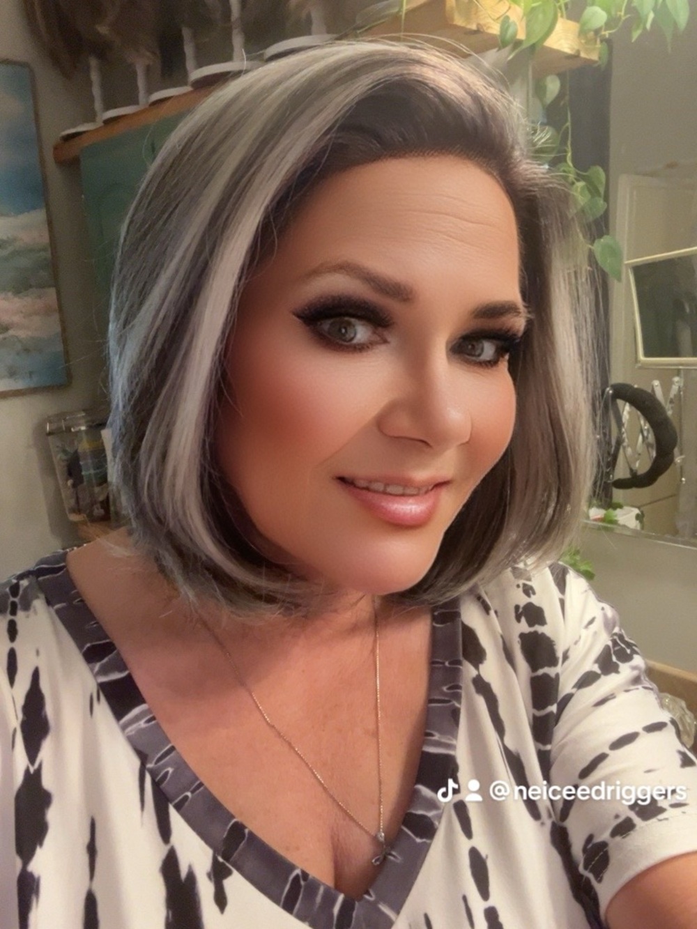 Short Layered Bob Wig in Silver-Gray - Modern Women's Style